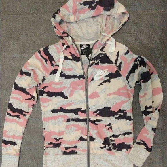 Woman’s Nike XS camo zip up - Picture 1 of 1